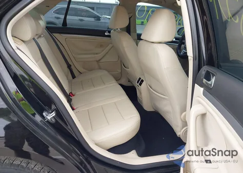 2010 Volkswagen Jetta Limited Edition z USA, uszkodzony, nr VIN 3VWRX7AJ7AM153845